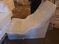 анатомический лежак с вырезом для стыковки со скамьёй